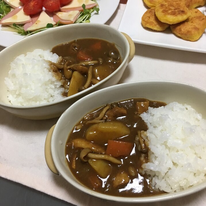 顆粒だしが隠し味♪鳥もも人参ジャガ芋しめじカレー♡